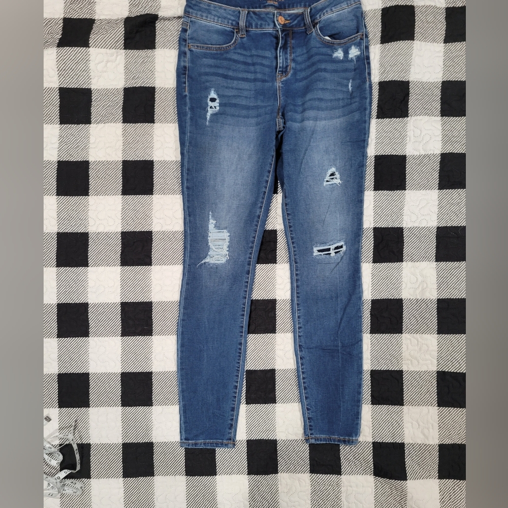 Women's Maurices Jean's,  Size Medium Long, new condition,  mid-rise